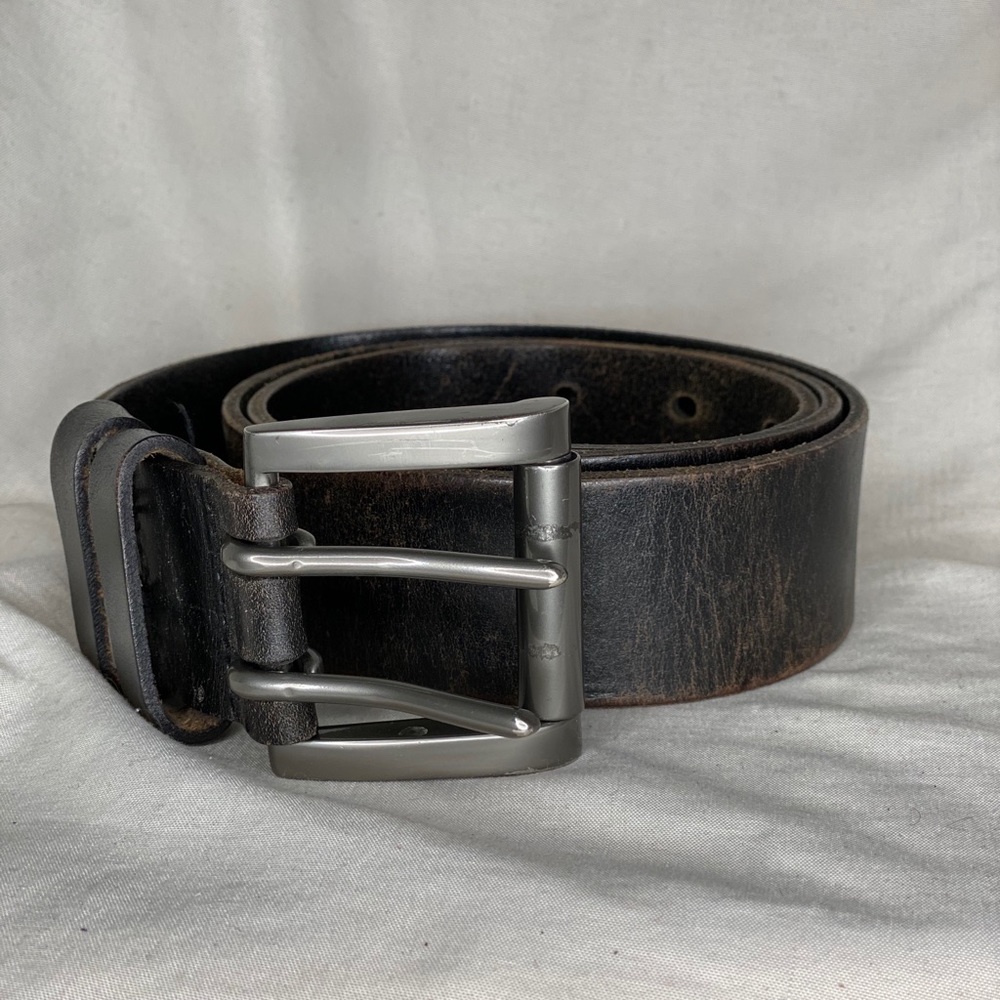 LEVIS - BLACK LEATHER BELT ⚙️ //
good condition ‼️
